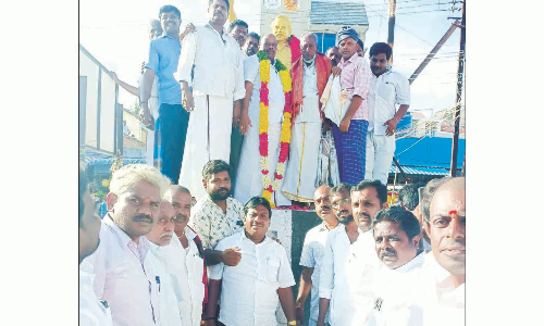 ராயக்கோட்டையில்  அண்ணாசிலைக்கு மாலை அணிவிப்பு