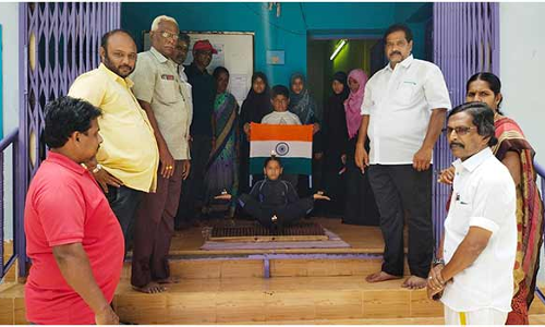 கடையம் அருகே  ஆணி பலகையில் அமர்ந்து யோகாசனம் செய்த 8 வயது மாணவி