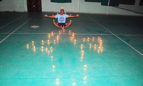 கடையநல்லூரில்  உலக யோகா தினத்தை முன்னிட்டு  முதியவர் தீபம்  மூலம் யோகாசனம்