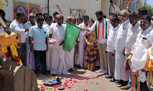 ஆழ்வார்திருநகரியில் ரூ.186 லட்சம் மதிப்பீட்டில் தார் சாலை அமைக்கும் பணி