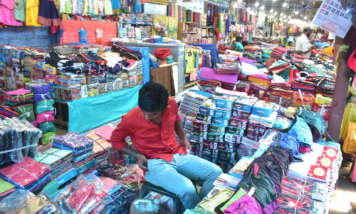 ஈரோடு ஜவுளி சந்தை வெளிமாநில வியாபாரிகள் இன்றி வெறிச்சோடியது