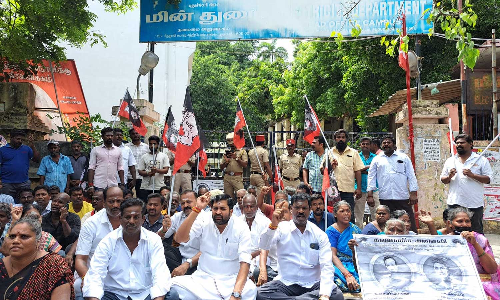 மின்துறை அலுவலகத்தை முற்றுகையிட்டு வையாபுரி மணிகண்டன் போராட்டம்