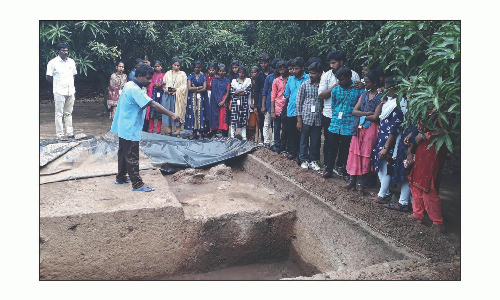 மயிலாடும்பாறை அகழாய்வை பார்வையிட்ட மாணவ, மாணவிகள்