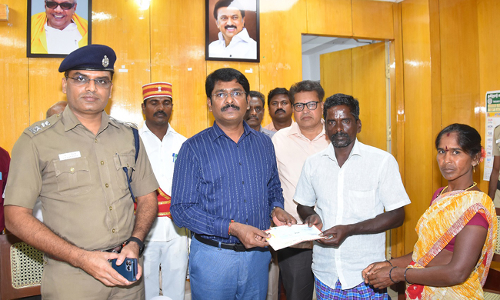 மக்கள் குறைதீர்க்கும் நாள் கூட்டம்: முதல்-அமைச்சர் பொது நிவாரண நிதியில் இருந்து பயனாளிக்கு ரூ.1 லட்சத்துக்கான காசோலை மாவட்ட கலெக்டர் மோகன் வழங்கினார்