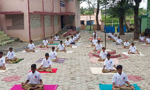 அரசு பழங்குடியினர் பள்ளியில் சர்வதேச யோகா தினம் கொண்டாட்டம்