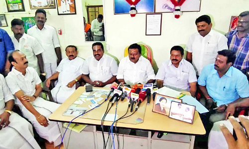எடப்பாடி பழனிசாமி தலைமையில்  ஒற்றை தலைமை வேண்டும்-நெல்லை அ.தி.மு.க. நிர்வாகிகள் பேட்டி