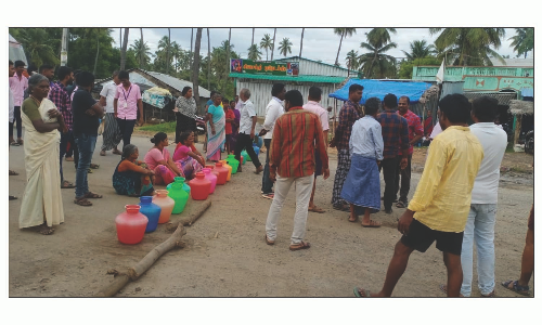 மத்தூர் அருகே இன்று காலை  குடிநீர் கேட்டு பெண்கள் காலி குடங்களுடன் சாலை மறியல்