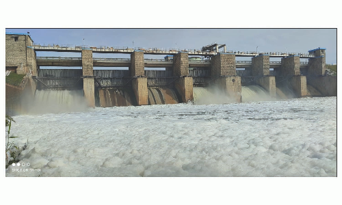 ஓசூர் கெலவரப்பள்ளி அணைக்கு நீர்வரத்து அதிகரிப்பு:  ரசாயன நுரையும் கலந்து வருவதால்,  விவசாயிகள் பொதுமக்கள் அதிர்ச்சி