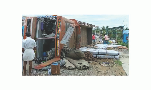 ஊத்தங்கரையில்   இரும்பு தகடு பாரம் ஏற்றி வந்த லாரி கவிழ்ந்து விபத்து