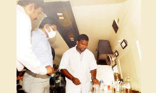 உபரி உணவை வீணாக்காமல் பகிர்வோம் திட்டத்தின் விழிப்புணர்வு வாகனம்