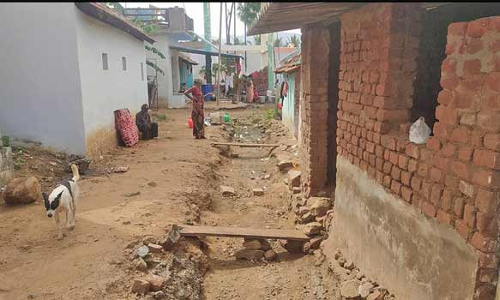 சாக்கடைக்காக தோண்டப்பட்ட பள்ளத்தால் பொதுமக்கள் அவதி