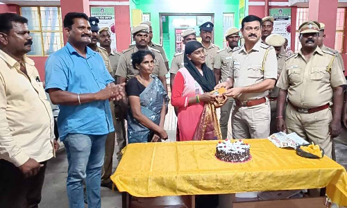 பிளஸ் 2 தேர்வு எழுதி 443 மதிப்பெண் பெற்ற மாணவிக்கு பாராட்டு