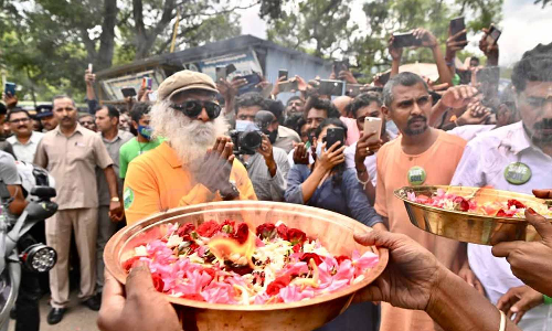 தமிழகம் திரும்பிய சத்குருவுக்கு பொதுமக்கள், தன்னார்வலர்கள் உற்சாக வரவேற்பு