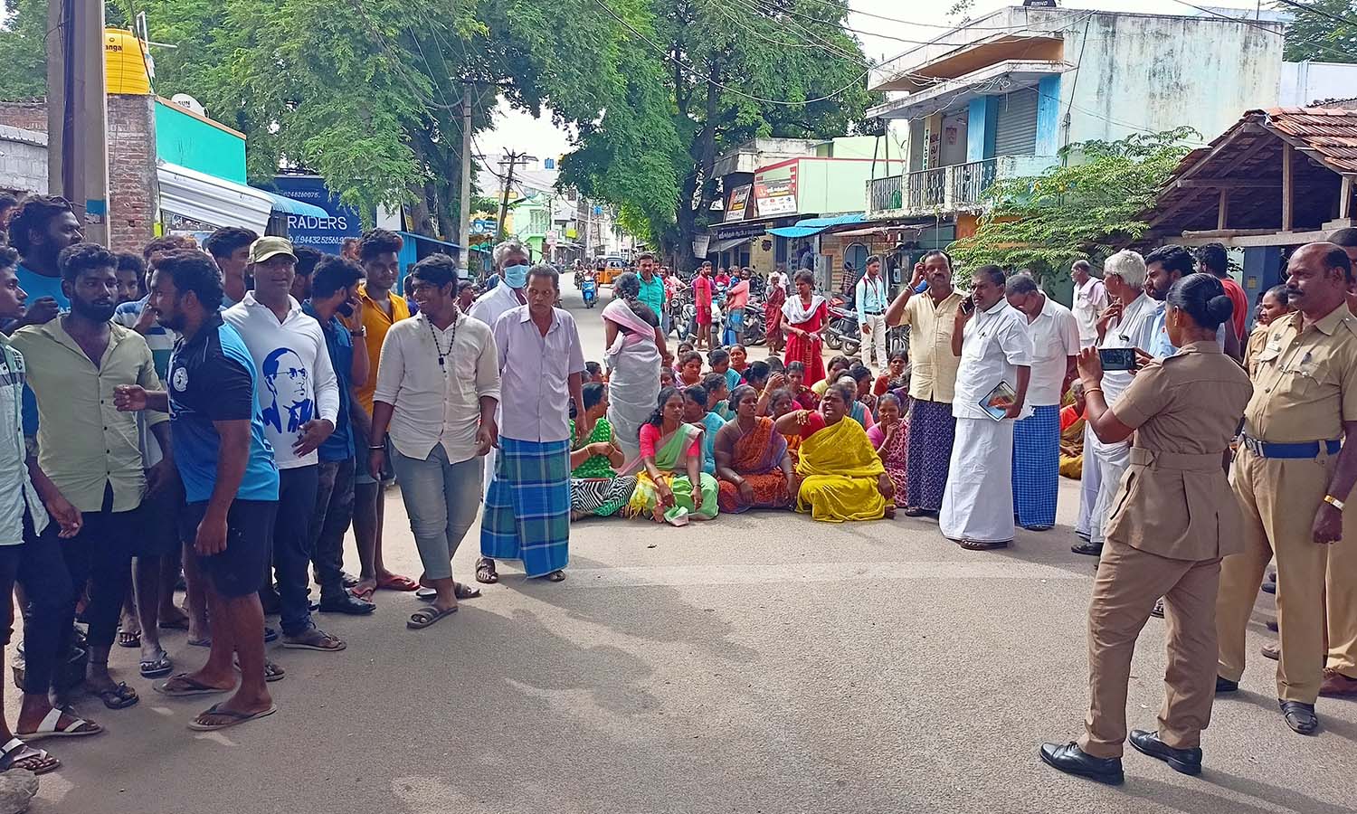 காவேரிப்பட்டணத்தில் கள்ளத்தனமாக மது விற்பதை தடுக்க கோரி பொதுமக்கள் சாலை மறியல் போராட்டம் காவேரிப்பட்டணத்தில் கள்ளத்தனமாக மது விற்பதை தடுக்க கோரி பொதுமக்கள் சாலை மறியல் போராட்டம்