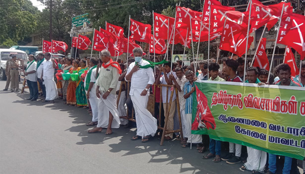 பொள்ளாச்சியில் இன்று தமிழ்நாடு விவசாயிகள் சங்கத்தினர் ஆர்ப்பாட்டம் பொள்ளாச்சியில் இன்று தமிழ்நாடு விவசாயிகள் சங்கத்தினர் ஆர்ப்பாட்டம்
