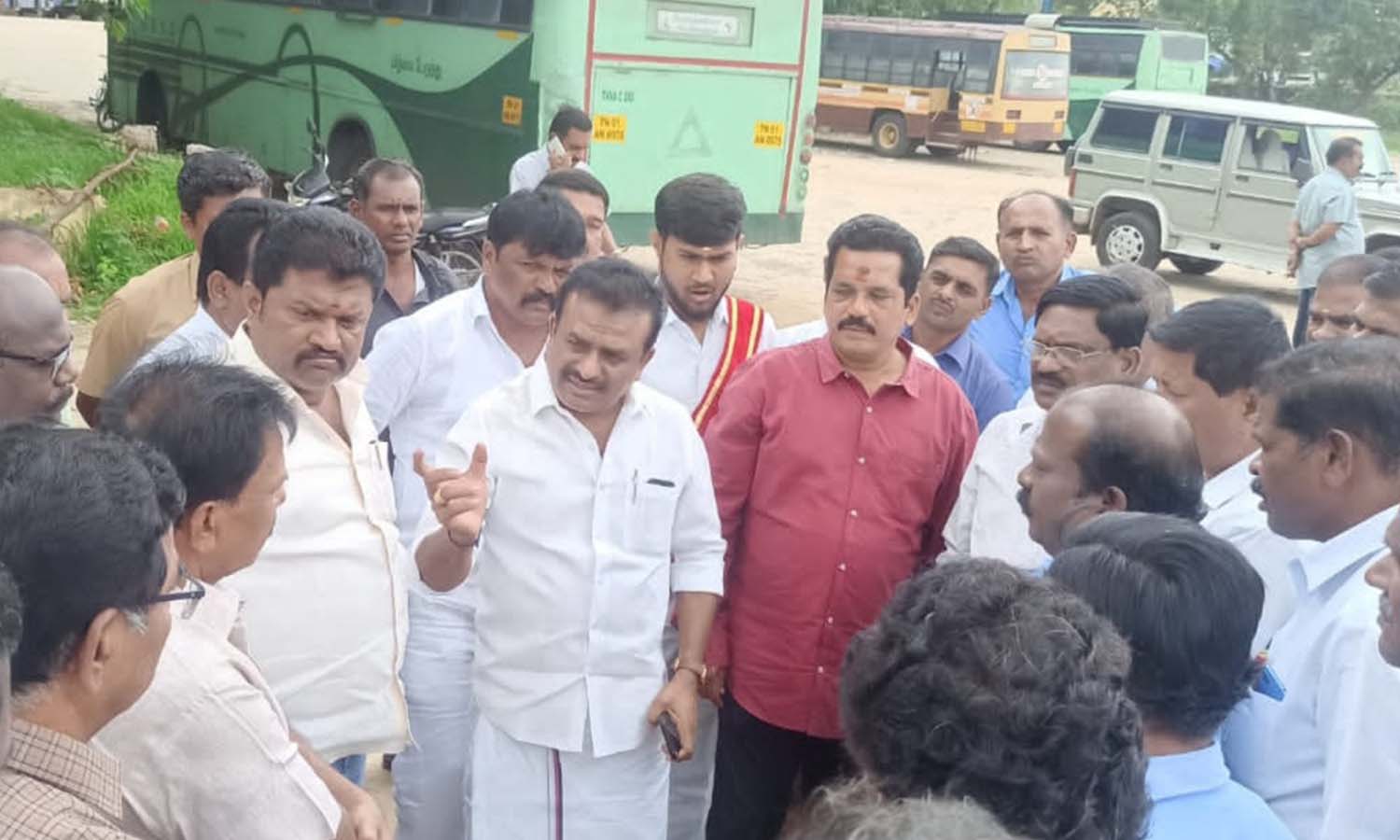 ஒசூர், ராம்நகர் பகுதியில் தேங்கி நிற்கும் மழை நீரை கழிவுநீர் கால்வாயுடன் இணைக்க புதிய திட்டம்- மேயர் சத்யா நேரில் ஆய்வு ஒசூர், ராம்நகர் பகுதியில் தேங்கி நிற்கும் மழை நீரை கழிவுநீர் கால்வாயுடன் இணைக்க புதிய திட்டம்- மேயர் சத்யா நேரில் ஆய்வு