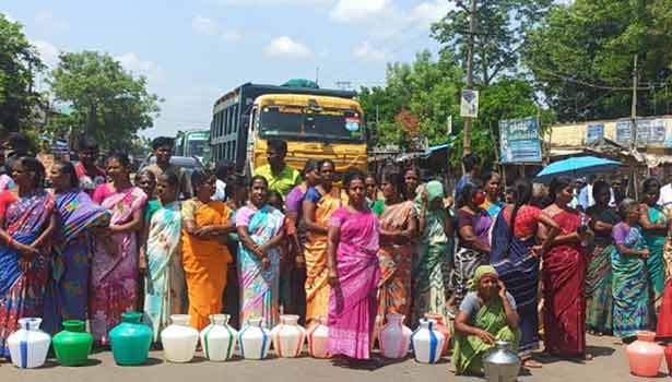 குடிநீர் கேட்டு காலி குடங்களுடன் பொதுமக்கள் சாலை மறியல் குடிநீர் கேட்டு காலி குடங்களுடன் பொதுமக்கள் சாலை மறியல்