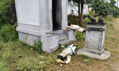 ஸ்ரீபெரும்புதூர் அருகே 2 கோவில்களில் 22 சாமி சிலைகள் உடைப்பு- மர்மகும்பல் அட்டகாசம்