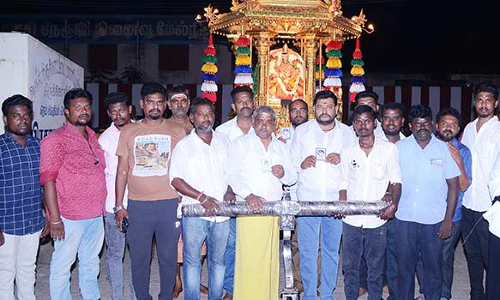 விஜய் பிறந்தநாளை முன்னிட்டு தங்கத்தேர் இழுத்து வழிபாடு