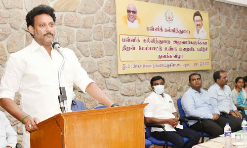 இலவச பாடப்புத்தகங்களை விற்பனை செய்யும் பள்ளிகள் மீது நடவடிக்கை- அமைச்சர் அன்பில் மகேஷ் பேட்டி