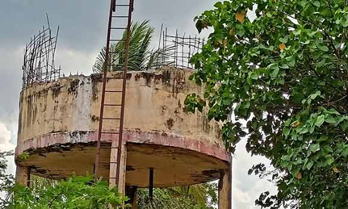 ஆபத்தான நிலையில் உள்ள மேல்நிலைநீர்த்தே–க்கத் தொட்டியை அப்புற–ப்படுத்த பொதுமக்கள் கோரிக்கை