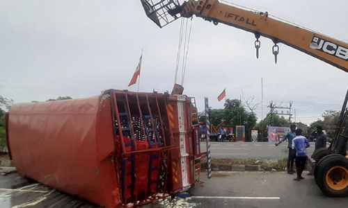 அச்சரப்பாக்கத்தில் லாரி கவிழ்ந்ததில் 1 லட்சம் முட்டைகள் உடைந்து வீணானது