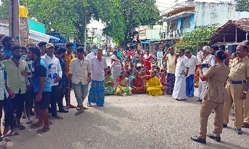 காவேரிப்பட்டணத்தில்  கள்ளத்தனமாக மது விற்பதை தடுக்க கோரி  பொதுமக்கள் சாலை மறியல் போராட்டம்