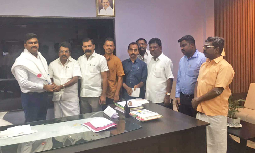 தேரோட்டத்தையொட்டி டவுன் ரதவீதிகளை சீரமைக்க கோரி வணிகர் சங்கங்களின் பேரமைப்பு நிர்வாகிகள் மனு