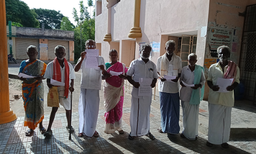 வானூர் தாலுகா அலுவலகம் முன்பு ஆக்கிரமிப்பு நிலத்தை மீட்டுதரகோரி விவசாயிகள் போராட்டம்