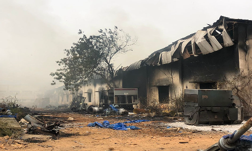 கொள்ளையடிப்பதை தடுத்ததால் ஆத்திரம்:  தனியார் தொழிற்சாலை குடோனுக்கு  தீ வைத்த மர்ம கும்பல்