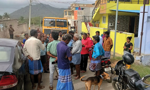 கோவைப்புதூரில் 10 லாரிகள் சிறைபிடிப்பு