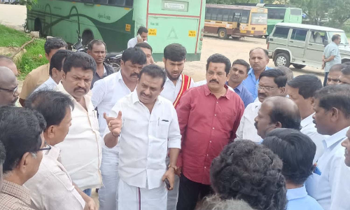 ஒசூர், ராம்நகர் பகுதியில்  தேங்கி நிற்கும் மழை நீரை கழிவுநீர் கால்வாயுடன் இணைக்க புதிய திட்டம்-  மேயர் சத்யா நேரில் ஆய்வு