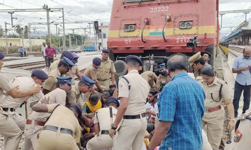 அக்னிபத் திட்டத்திற்கு எதிர்ப்பு-கோவையில் இந்திய மாணவர் சங்கத்தினர் ரெயில் மறியல்