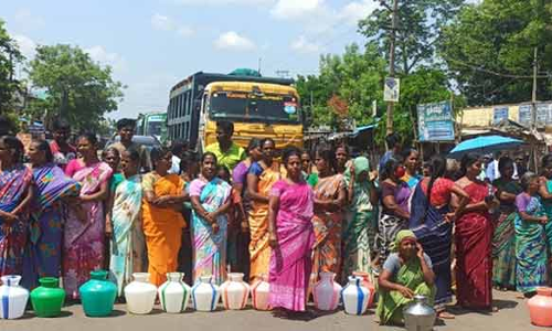 குடிநீர் கேட்டு காலி குடங்களுடன் பொதுமக்கள் சாலை மறியல்