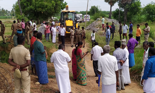 தியாகதுருகம் அருகே சாலையோர ஆக்கிரமிப்பு அகற்றம்