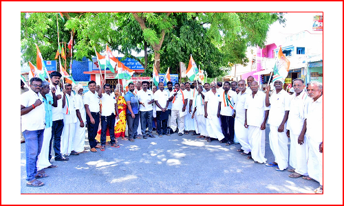 கீழப்பாவூரில்  அக்னிபத் திட்டத்திற்கு எதிர்ப்பு தெரிவித்து காங்கிரசார் ஆர்ப்பாட்டம்