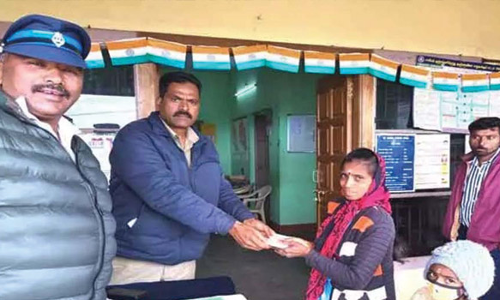 கோத்தகிரியில் சாலையில் கிடந்த கைப்பை மற்றும் ஆவணத்தை உரியவரிடம் ஒப்படைத்த போலீசார்