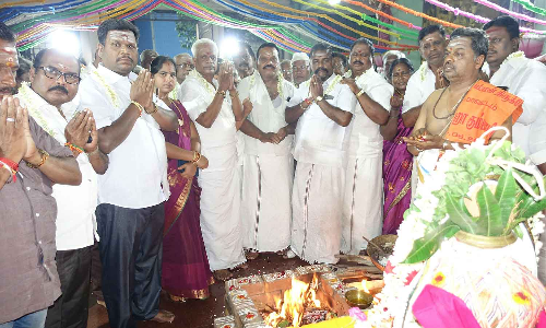 எடப்பாடி பழனிசாமிக்கு ஆதரவாக குடியாத்தத்தில் அ.தி.மு.க.வினர் சிறப்பு யாகம்
