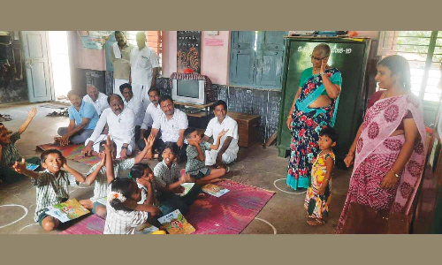 எண்ணும் எழுத்தும் திட்டத்தில் பாடம் கற்பிப்பதை சரவணன் எம்.எல்.ஏ. மாணவர்களுடன் தரையில் அமர்ந்து கவனித்தார்