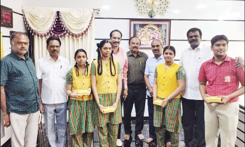 சிஷ்யா பள்ளியில் வெற்றி பெற்ற மாணவர்களுக்கு பாராட்டு.