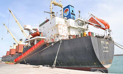 தூத்துக்குடியில் இருந்து இன்று இலங்கைக்கு கப்பல் மூலம் அனுப்பப்பட்ட 15 ஆயிரம் டன் நிவாரண பொருட்கள்