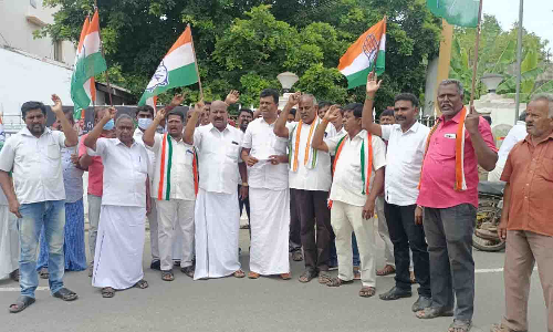 மத்திய அரசை கண்டித்து காங்கிரஸ் கட்சியினர் முற்றுகையிட்டு போராட்டம்