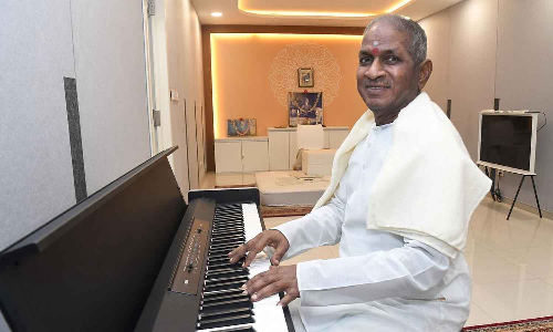 இசையை நெய்து கொண்டே இருக்கும் விரல்கள்