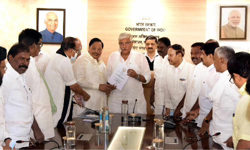 கர்நாடகா அரசு மேகதாது அணை கட்ட அனுமதிக்கக் கூடாது- மத்திய மந்திரியிடம் தமிழக குழு மனு