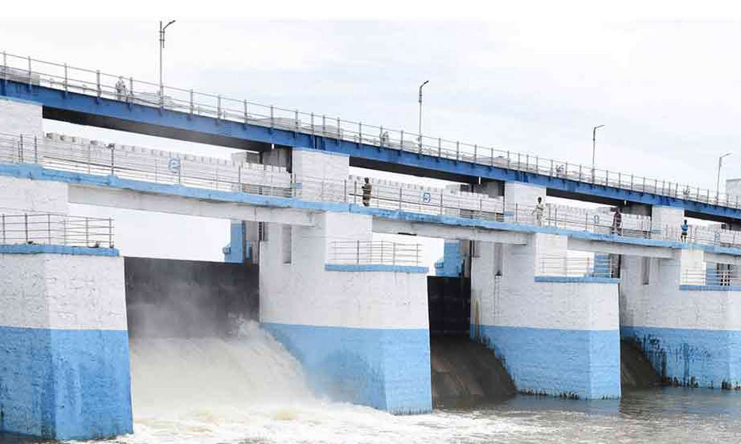செம்பரம்பாக்கம் ஏரியில் இருந்து தண்ணீர் திறப்பு 707 கன அடியாக அதிகரிப்பு செம்பரம்பாக்கம் ஏரியில் இருந்து தண்ணீர் திறப்பு 707 கன அடியாக அதிகரிப்பு