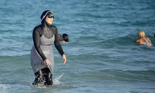 பொது நீச்சல் குளங்களில் புர்கினி நீச்சல் உடை அணிய தடை: பிரான்ஸ் கோர்ட்டு அதிரடி