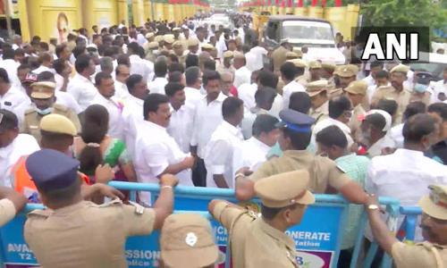 அதிமுக பொதுக்குழு கூட்டத்தில் பங்கேற்க புறப்பட்டனர் ஓ.பி.எஸ்- ஈ.பி.எஸ்