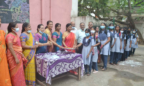 புதுவை-காரைக்காலில் பள்ளிகள் திறப்பு- மாணவர்களுக்கு இனிப்பு வழங்கி வரவேற்ற ஆசிரியர்கள்