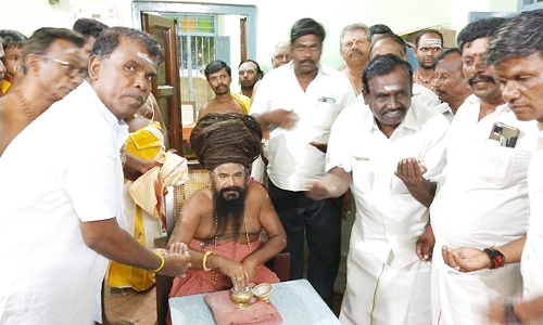 கடையம் பகுதியில்  கல்லூரி அமைக்க கோரி தருமபுர ஆதீன மடாதிபதியிடம் மனு