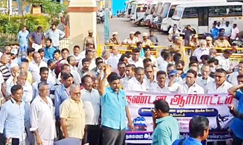 நிறுத்தப்பட்ட ரெயில்களை இயக்கக்கோரி ஆர்ப்பாட்டம்